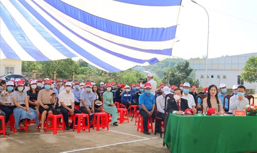 Các đại biểu, đoàn viên, công chức, viên chức, người lao động tham dự buổi lễ Tháng công nhân. Ảnh: Đặng Hiền