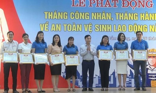 8 tập thể có thành tích tham gia "1 triệu sáng kiến" được biểu dương tại lễ phát động Tháng Công nhân của LĐLĐ huyện Cẩm Giàng. Ảnh: DT