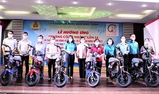 LĐLĐ Quận Bình Thạnh tặng xe đạp điện cho các đoàn viên công đoàn, người lao động có hoàn cảnh khó khăn. Ảnh: Đức Long