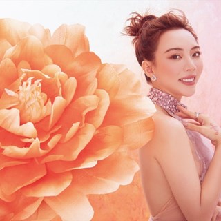 Thu Trang tạo dáng bên hoa, nhan sắc thăng hạng khác xa trên phim