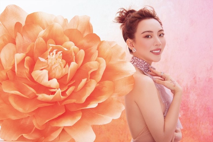 Thu Trang tạo dáng bên hoa, nhan sắc thăng hạng khác xa trên phim Thu Trang tạo dáng bên hoa, nhan sắc thăng hạng khác xa trên phim