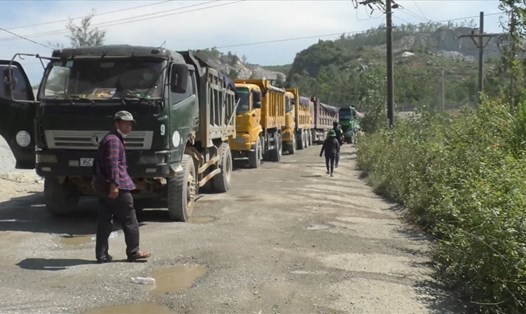Người dân Quảng Nam chặn xe chở đá ra vào mỏ. Ảnh: Thanh Chung