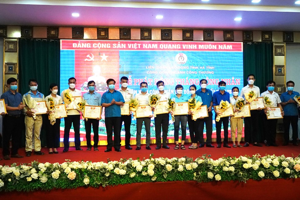 Công đoàn ngành Công Thương Hà Tĩnh tôn vinh 15 lao động tiêu biểu. Ảnh: Trần Tuấn.