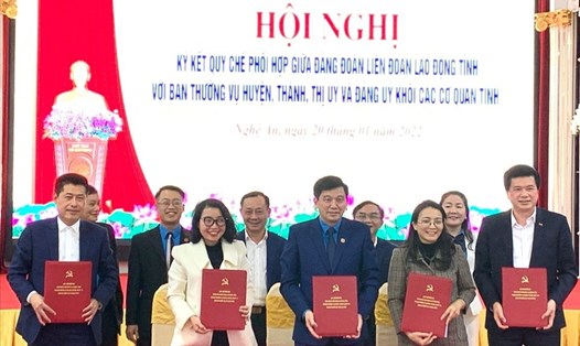 Đảng đoàn LĐLĐ tỉnh Nghệ An ký kết quy chế phối hợp với Ban Thường vụ huyện, thành, thị ủy. Ảnh: QĐ