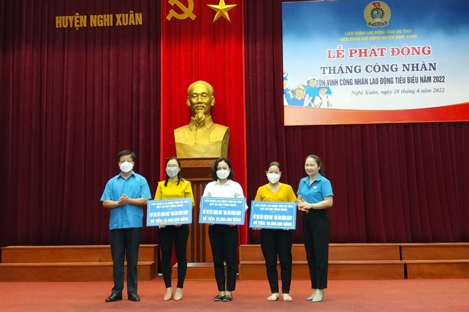 Trao hỗ trợ xây dựng 3 nhà Mái ấm công đoàn cho đoàn viên khó khăn tại lễ phát động Tháng Công nhân năm 2022 của LĐLĐ huyện Nghi Xuân. Ảnh: CĐ.