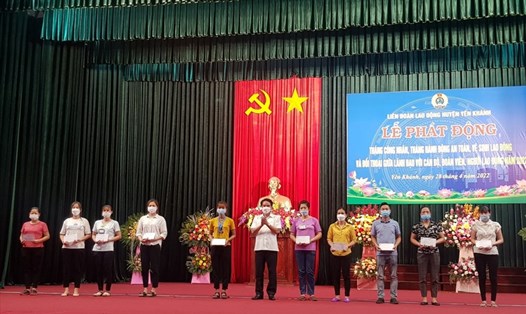 Trao quà cho CNLĐ có hoàn cảnh khó khăn trên địa bàn huyện Yên Khánh (Ninh Bình). Ảnh: NT