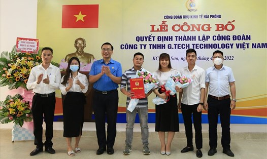 Đại diện lãnh đạo Công đoàn Khu kinh tế Hải Phòng trao quyết định thành lập công đoàn cơ sở Công ty TNHH G.Tech Technology Việt Nam. Ảnh: DL