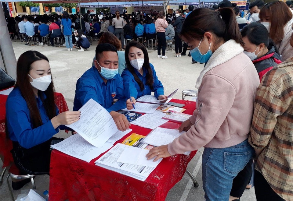Tại những khu vực vùng sâu vùng xa, các phiên giao dịch việc làm được tổ chức tới tận xã để tăng cường kết nối với người lao động. Ảnh: v.t
