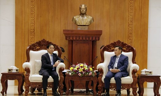 Bộ trưởng Ngoại giao Bùi Thanh Sơn chào Tổng Bí thư, Chủ tịch nước Lào Thongloun Sisoulith. Ảnh: TTXVN
