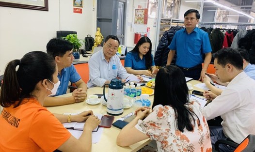 LĐLĐ huyện Lương Sơn giám sát việc thực hiện các chế độ chính sách tại 2 đơn vị, doanh nghiệp. Ảnh: Ngọc Tân