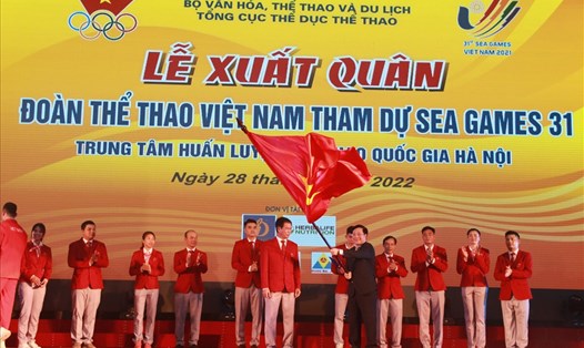 Phó Thủ tướng Thường trực Chính phủ Phạm Bình Minh trao cờ cho Trưởng đoàn Thể thao Việt Nam tham dự SEA Games 31 - Trần Đức Phấn. Ảnh: Minh Đức