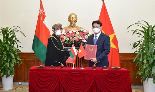 Thứ trưởng Ngoại giao Phạm Quang Hiệu và Đại sứ Oman tại Hà Nội, Ngài Saleh Mohamed Ahmed Al Sagri, ký hiệp định miễn thị thực. Ảnh: BNG