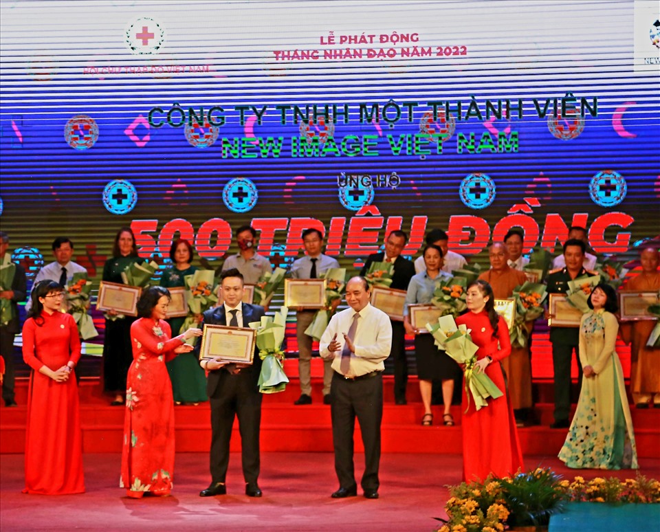 Chủ tịch nước Nguyễn Xuân Phúc dự lễ phát động Tháng Nhân đạo quốc gia