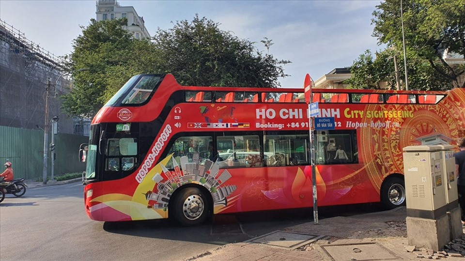 Xe buýt mui trần tại TP.Hồ Chí Minh. Ảnh Đình Trường