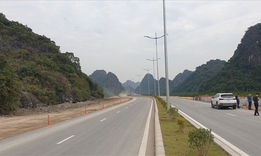 Sau khi làm xong tuyến đường ven biển nối Hạ Long - Cẩm Phả đã hình thành 655 ha đất đẹp. Ảnh: Nguyễn Hùng;