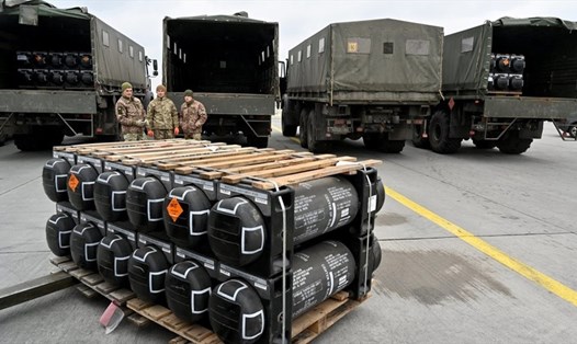 Quân đội Ukraina tiếp nhận FGM-148 Javelins, tên lửa chống tăng cơ động do Mỹ cung cấp. Ảnh: AFP
