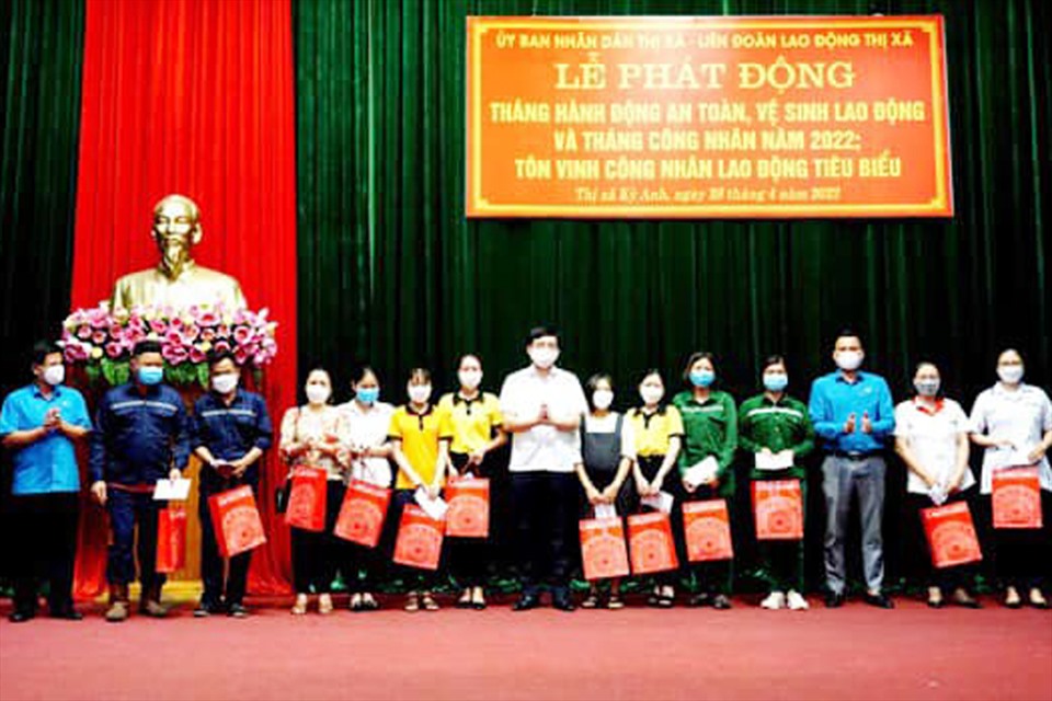 LĐLĐ thị xã Kỳ Anh tặng quà cho công nhân lao động tại lễ phát động Tháng Công nhân năm 2022. Ảnh: CĐ.
