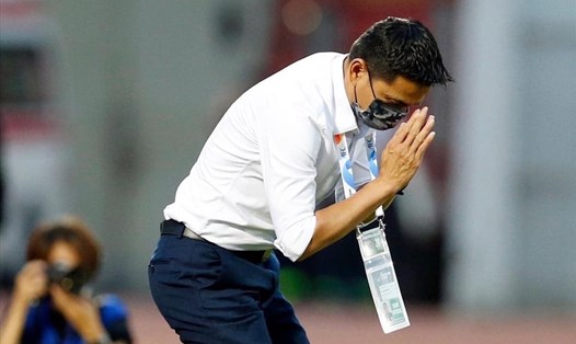 Huấn luyện viên Kiatisak sau trận đấu với Yokohama. Ảnh: NVCC