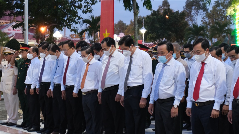 Cần Thơ: Dâng hương tri ân anh hùng tại Nghĩa trang liệt sĩ thành phố