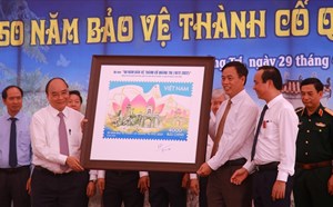 Chủ tịch nước Nguyễn Xuân Phúc ký phát hành bộ tem 50 năm bảo vệ Thành cổ