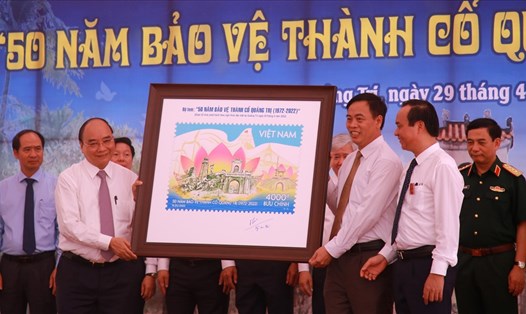 Chủ tịch nước Nguyễn Xuân Phúc tặng Tem 50 năm bảo vệ Thành cổ cho lãnh đạo tỉnh Quảng Trị. Ảnh: Hưng Thơ.