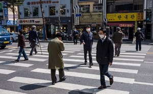 Hàn Quốc bỏ yêu cầu đeo khẩu trang ngoài trời