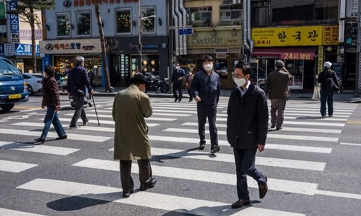 Hàn Quốc sẽ gỡ bỏ yêu cầu đeo khẩu trang ngoài trời. Ảnh: AFP
