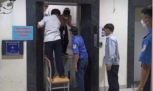 Hình ảnh sinh viên kẹt thang máy được chia sẻ trên mạng xã hội. Ảnh: MXH