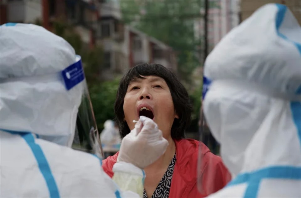 Bắc Kinh đóng cửa thêm nhiều địa điểm, đẩy mạnh xét nghiệm COVID-19