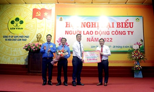 Tổng Giám đốc Tập đoàn Hoá chất và Chủ tịch Công đoàn Công nghiệp Hóa chất Việt Nam trao tiền hỗ trợ cho đại diện người lao động có hoàn cảnh khó khăn. Ảnh: CĐHC
