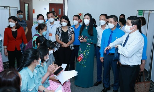 Cán bộ lãnh đạo thăm địa điểm khám sức khoẻ miễn phí cho công nhân lao động tại Lễ phát động sáng 29.4. Ảnh: Hải Nguyễn