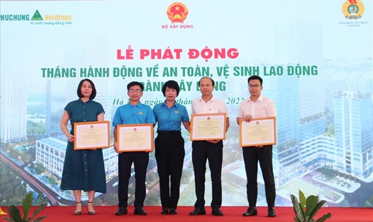 Bà Nguyễn Thị Thủy Lệ - Chủ tịch Công đoàn Xây dựng Việt Nam trao bằng khen của Tổng Liên đoàn Lao động Việt Nam tới các tập thể.