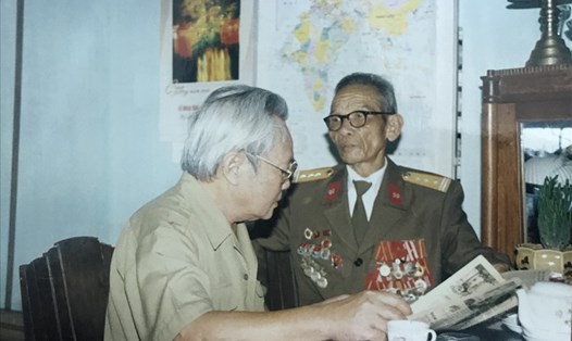 Đại tá Giao nhận sách tặng của nhà văn Nguyễn Quang Sáng. Ảnh: TRẦN ĐĂNG