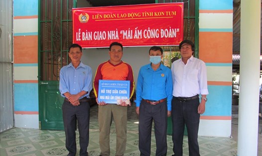 Ông Nguyễn văn Nguyên - Phó chủ tịch LĐLĐ tỉnh Kon Tum trao tiền hỗ trợ cho đoàn viên sửa chữa nhà ở. Ảnh: Thanh Hoa