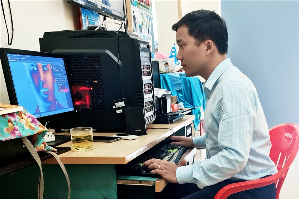 Ông Phan Tiến Huy đang tiến hành chỉnh sửa di ảnh của liệt sĩ. Ảnh: NVCC