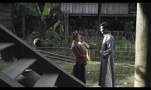 Diễn viên Mạnh Trường (phải) vai Bác Hồ thời trẻ trong “Thầu Chín ở Xiêm”. Ảnh chụp lại từ trailer phim.