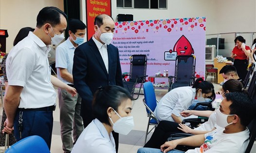 Lãnh đạo Sở Y tế Hà Nội và Công đoàn ngành Y tế Hà Nội động viên các tình nguyện viên tham gia hiến máu. Ảnh: CĐN