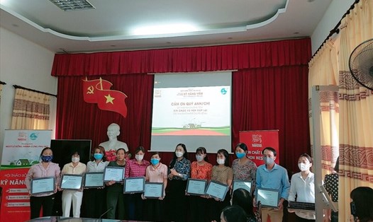 Ban tổ chức trao Giấy chứng nhận tham dự Hội thảo cho các hội viên tham gia Hội thảo tại Thái Bình.