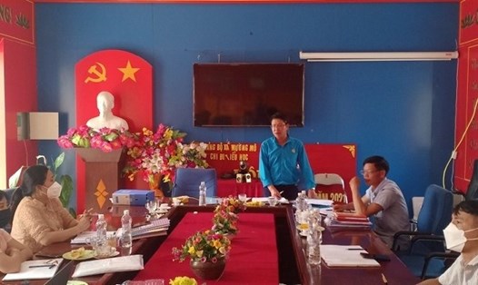 Ông Đặng Văn Phú - Phó Chủ tịch LĐLĐ huyện làm việc với các CĐCS xã Mường Mô.