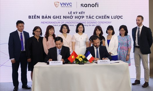 Đại diện Sanofi Việt Nam và Đại diện VNVC ký kết hợp tác.