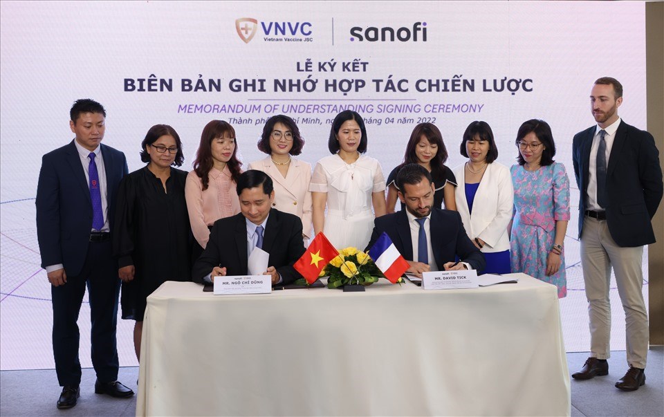 Đại diện Sanofi Việt Nam và Đại diện VNVC ký kết hợp tác.