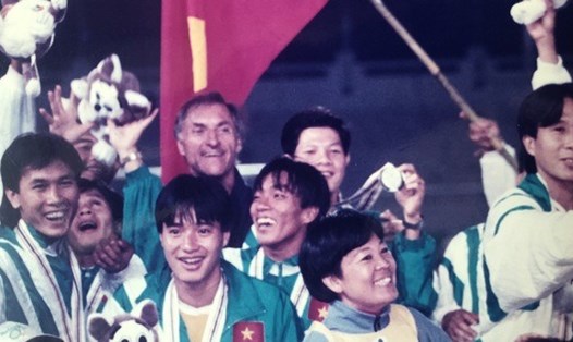 Những thành viên thuộc thế hệ vàng của bóng đá Việt Nam với tấm huy chương bạc lịch sử tại SEA Games 1995. Ảnh: Tư liệu