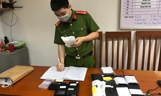Cảnh sát thu giữ nhiều điện thoại liên quan đến hành vi trộm cắp của bị can Phạm Văn Linh. Ảnh: T.An
