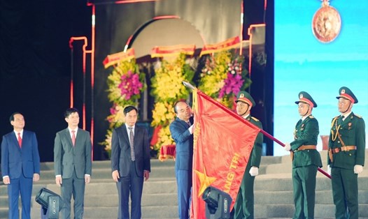 Chủ tịch nước Nguyễn Xuân Phúc trao tặng Huân chương Hồ Chí Minh cho Đảng bộ, Chính quyền và Nhân dân tỉnh Quảng Trị. Ảnh: Thành Đạt.