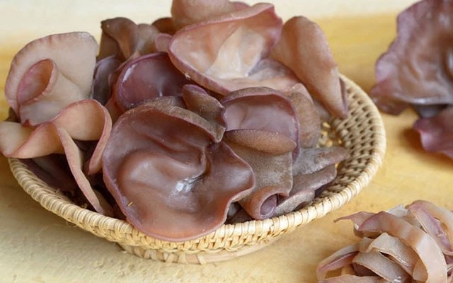 Sử dụng mộc nhĩ tươi có thể gây ra nhiều tác hại ảnh hưởng nghiêm trọng đến sức khỏe. Ảnh: Pinterest