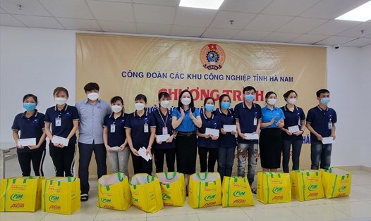 Lãnh đạo Liên đoàn Lao động tỉnh Hà Nam và Công đoàn các Khu công nghiệp tỉnh Hà Nam tặng quà cho công nhân có hoàn cảnh khó khăn đang làm việc tại Công ty TNHH Set Vina.