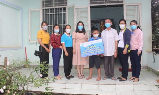 Hội Liên hiệp Phụ nữ tỉnh Đắk Nông nhận làm Mẹ đỡ đầu cho em Nguyễn Thái Hiếu. Ảnh: Hoàng Hoài