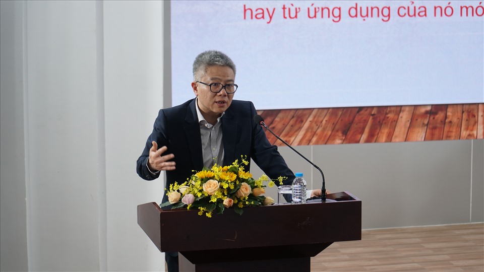 GS Ngô Bảo Châu chia sẻ với sinh viên Đại học Quốc gia TPHCM. Ảnh: VNUHCM