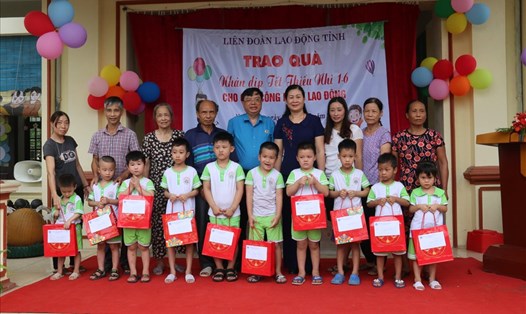 Lãnh đạo LĐLĐ tỉnh Nam Định tặng quà cho con công nhân. Ảnh: CĐNĐ