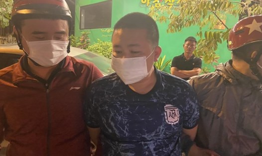 Đối tượng Nguyễn Minh Tuấn (giữa) bị công an bắt quả tang khi đang vận chuyển ma túy đi tiêu thụ. Ảnh: Bình Minh